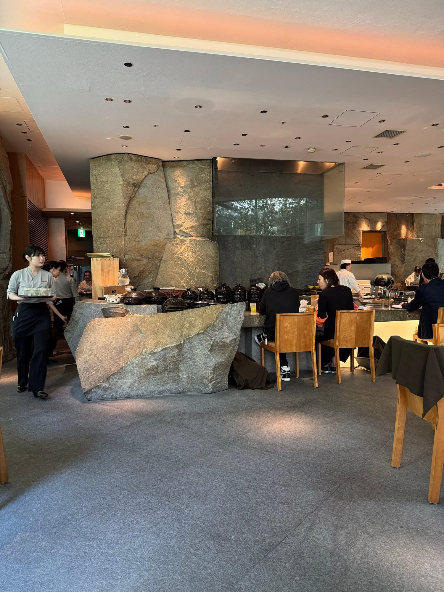 Interior of Shunbou restaurant in Roppongi Hills, Tokyo. © 2025 Norbert Woehnl Photography.