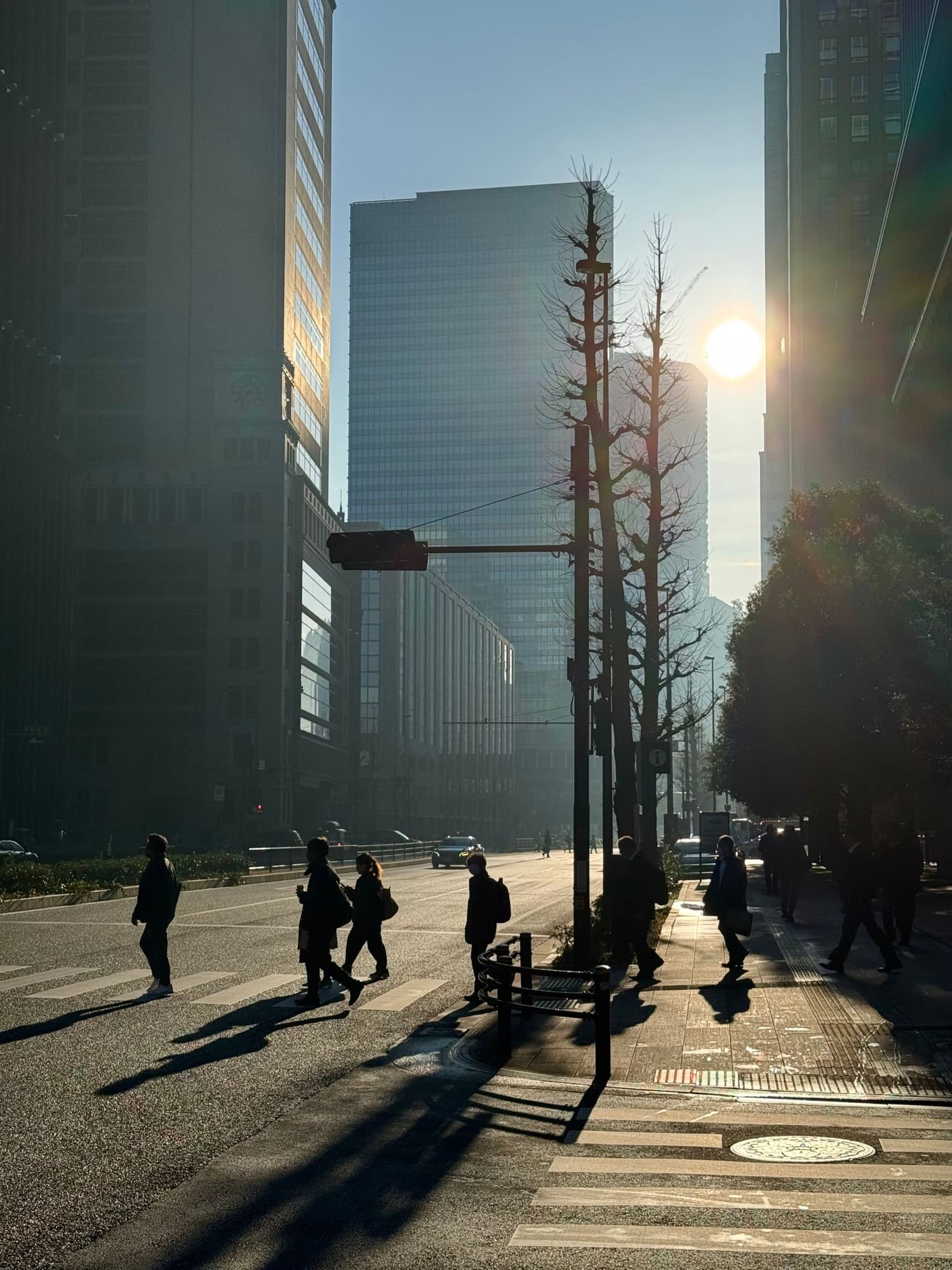 The morning sun is flooding a street in the Otemachi / Marunouchi areas of Tokyo, Japan. © 2025 Norbert Woehnl Photography.