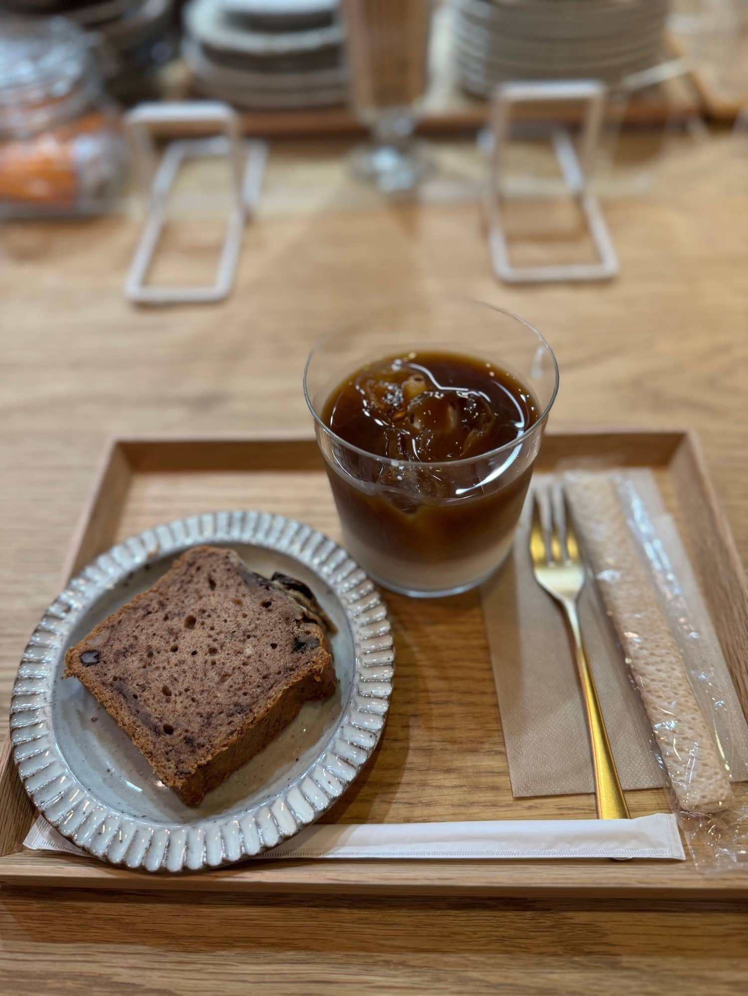 Iced cafe au lait and gluten-free banana bread at kitchen haco in Nezu, Tokyo. © 2025 Norbert Woehnl Photography.