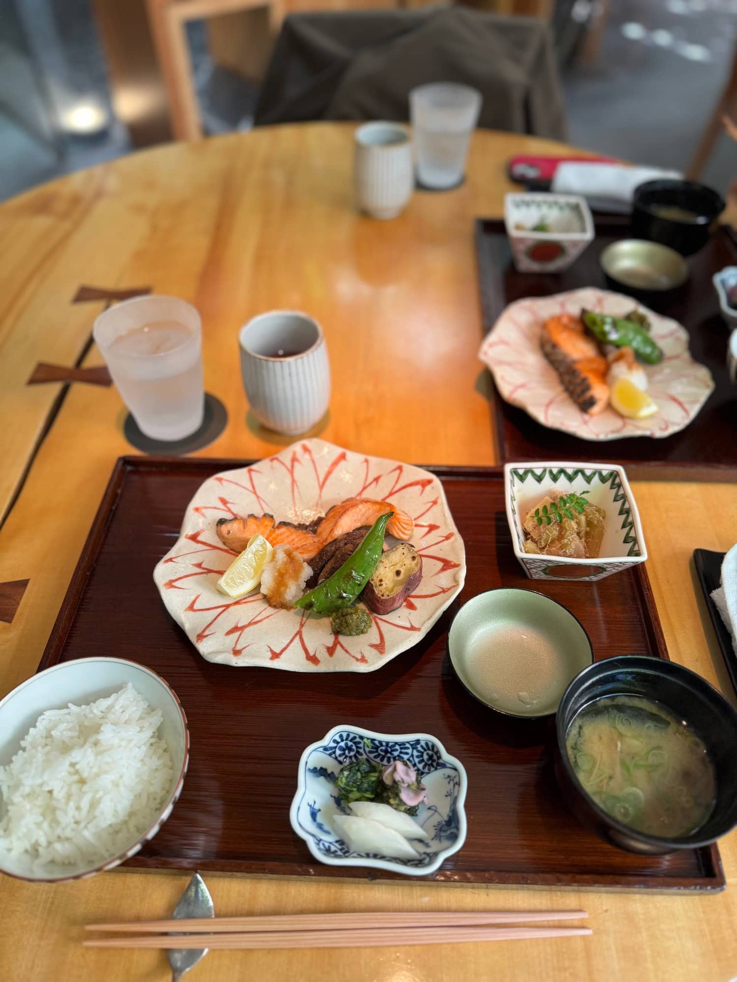 Main dish: grilled salmon set meal at Shunbou restaurant in Roppongi Hills, Tokyo. © 2025 Norbert Woehnl Photography.