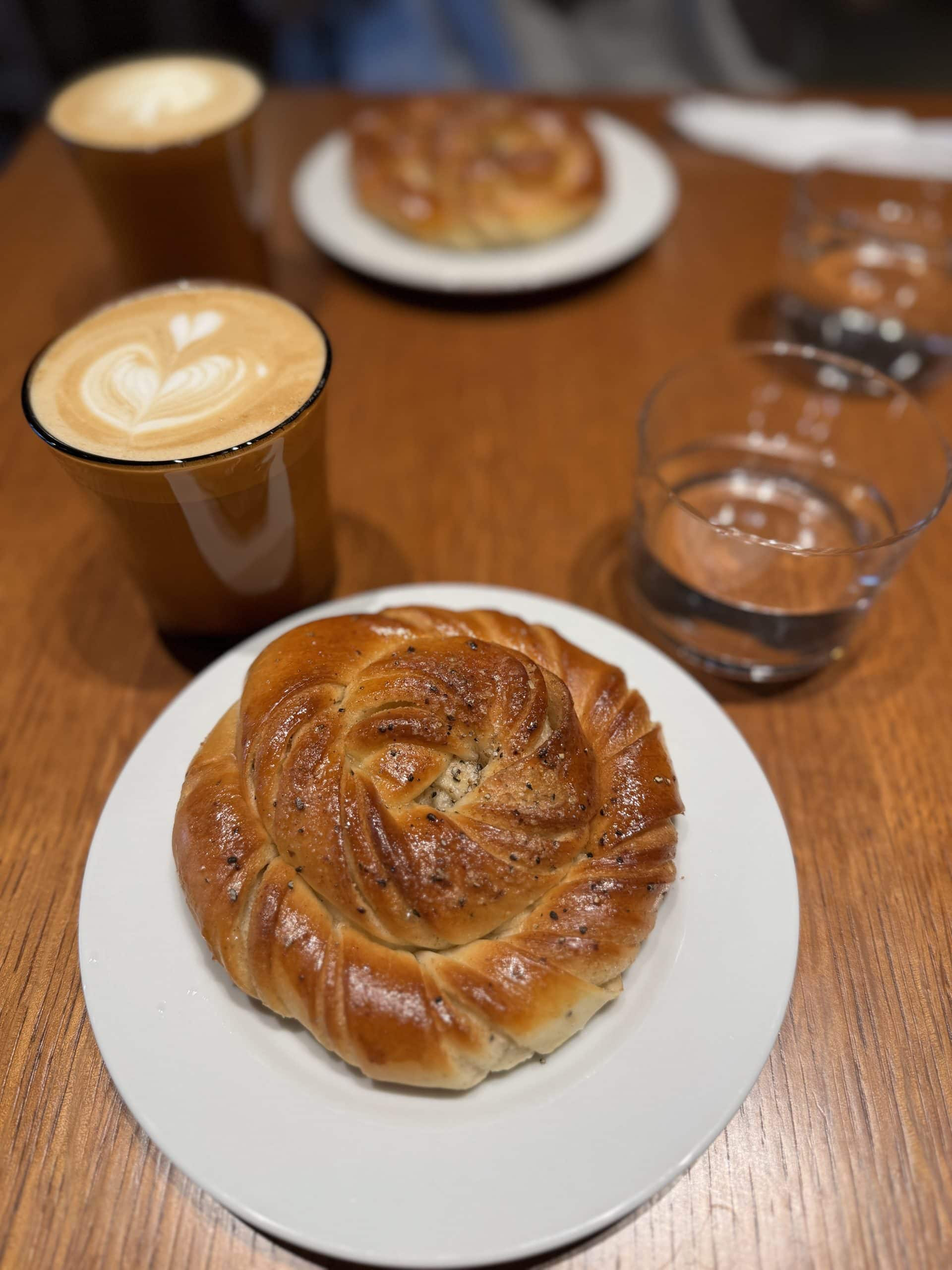 Kardemummabullar (cardamom roll) and hot Caffe Latte at Backen, a Swedish pastry and coffee shop in Kokubunji, Tokyo, Japan. © 2025 Norbert Woehnl Photography.
