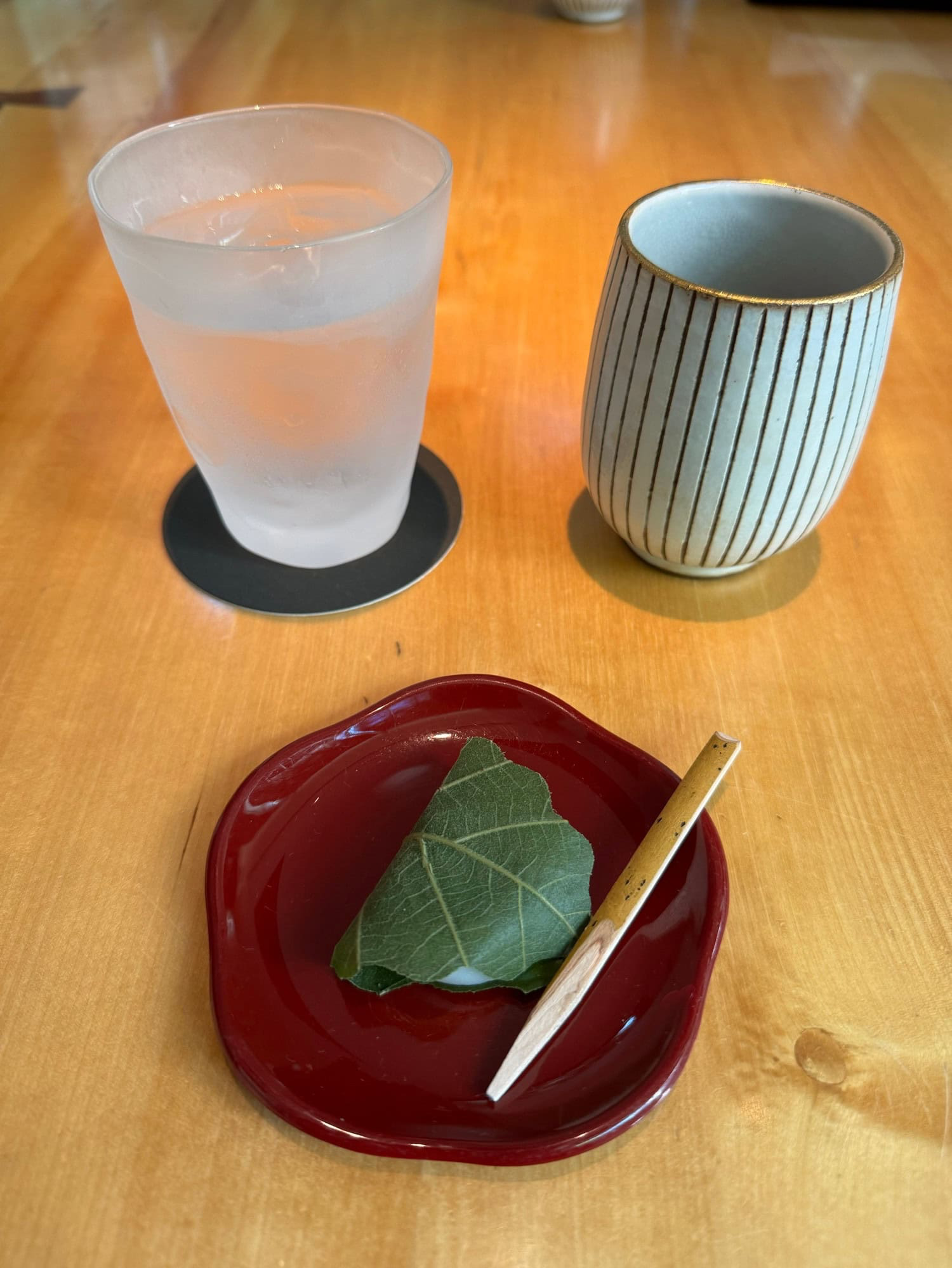 Dessert: Kashiwa mochi and green tea at Shunbou restaurant in Roppongi Hills, Tokyo. © 2025 Norbert Woehnl Photography.