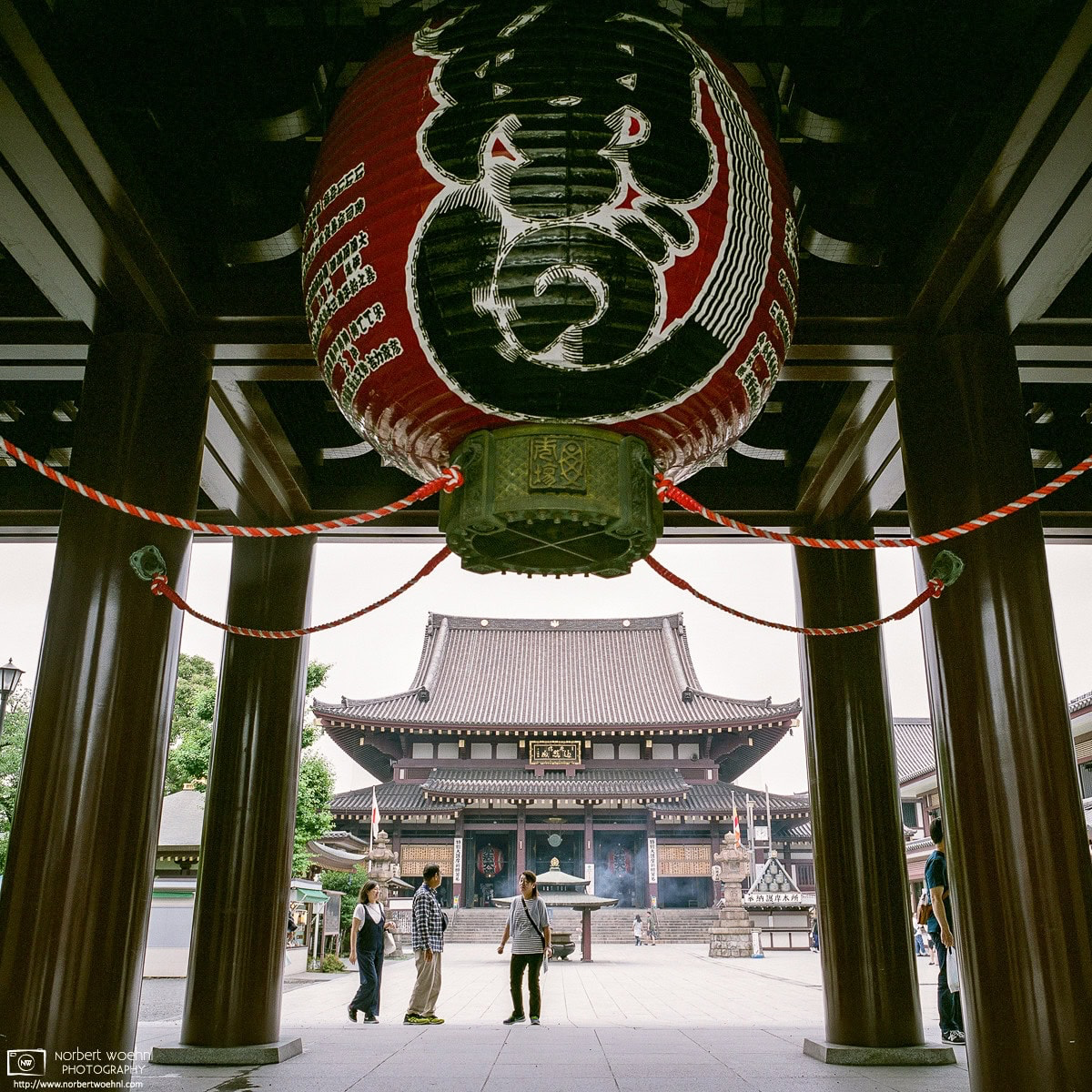 Looking at the Main Hall of Kawasaki Daishi through its Main Gate in Kawasaki, Kanagawa Prefecture, Japan. © 2018 Norbert Woehnl Photography.