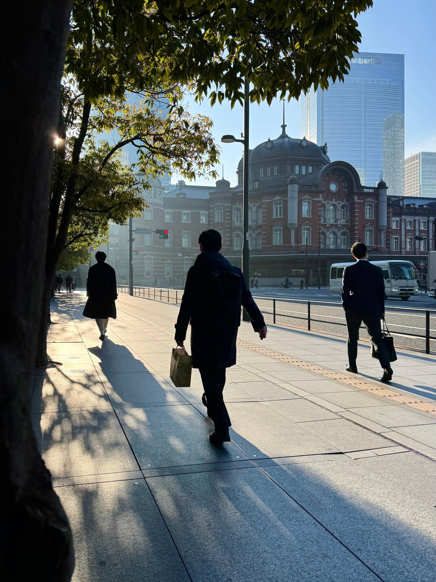 The morning sun is flooding a street in the Otemachi / Marunouchi areas of Tokyo, Japan. © 2025 Norbert Woehnl Photography.
