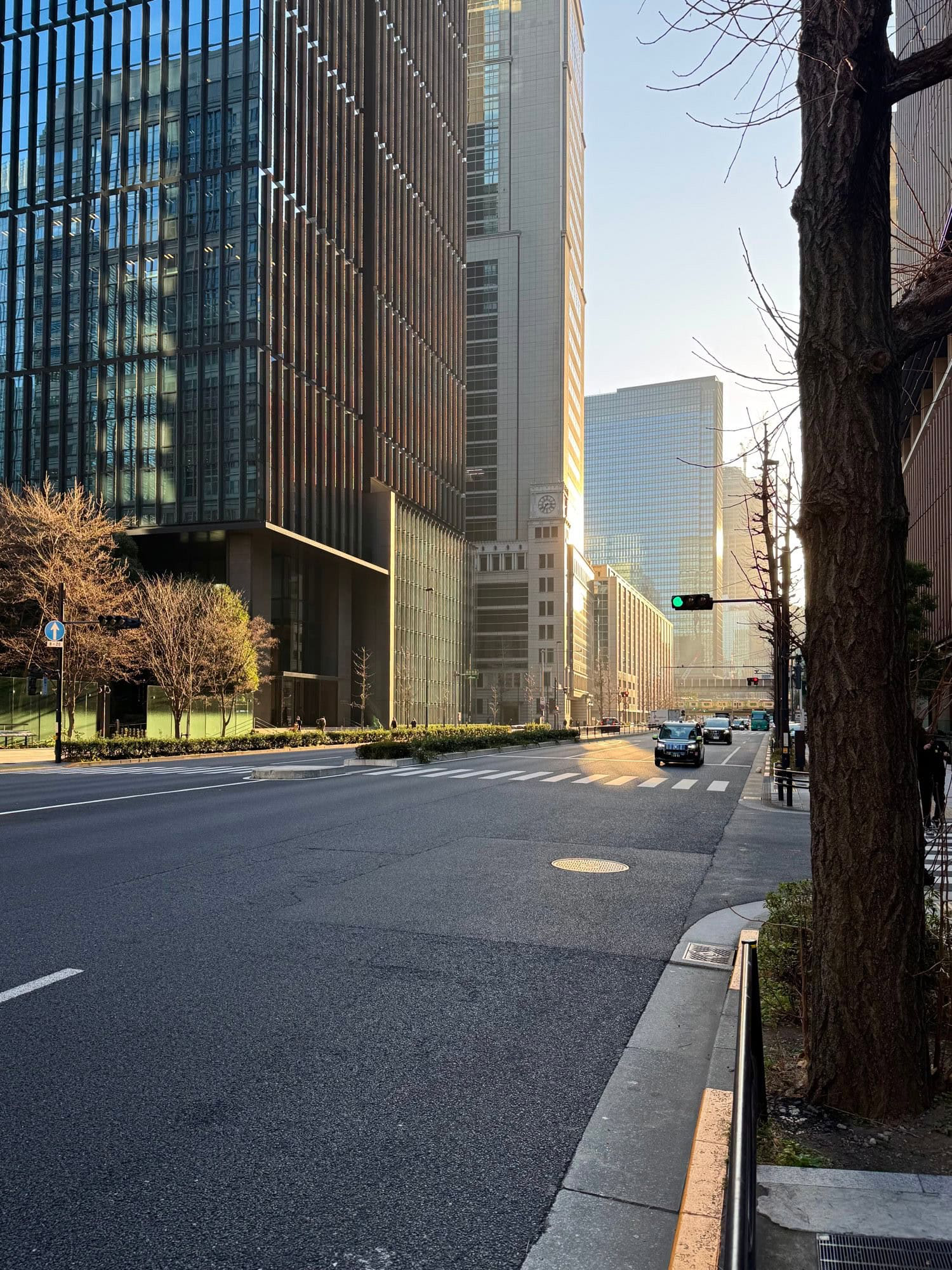 Street scene from an early February morning amidst the high-rise buildings in the Marunouchi district of Tokyo, Japan. © 2025 Norbert Woehnl Photography.