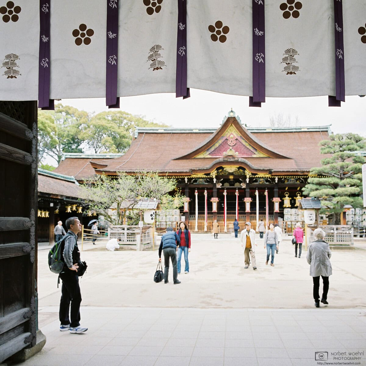 Entering the inner yard of Kitano Tenmangu Shrine in Kyoto, Japan. © 2016 Norbert Woehnl Photography.