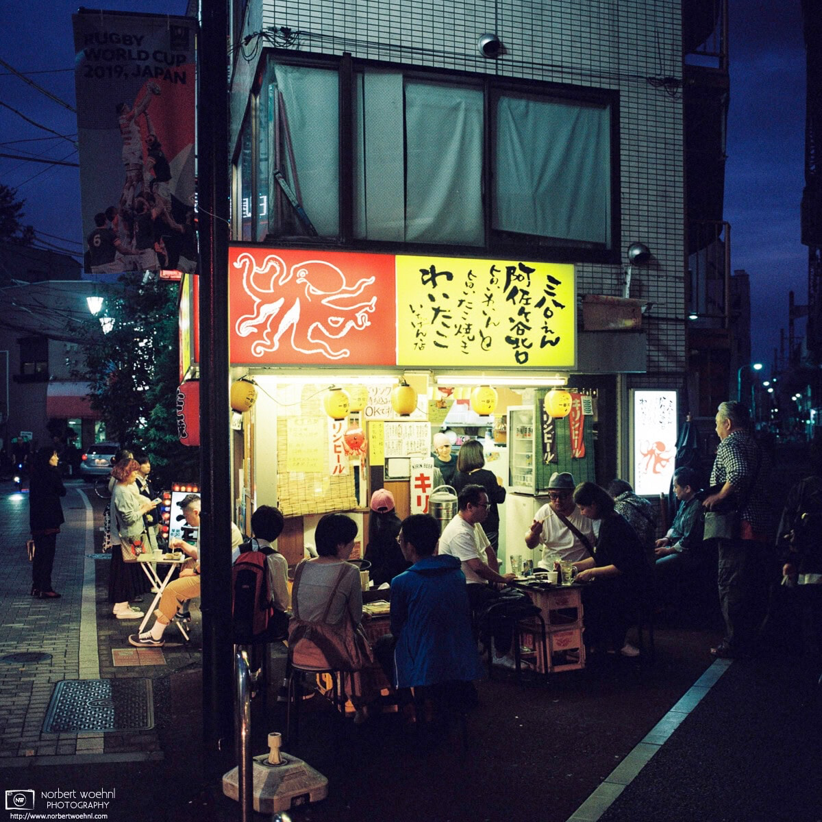 Night scene outside a pub in Asagaya, Tokyo. © 2019 Norbert Woehnl Photography.