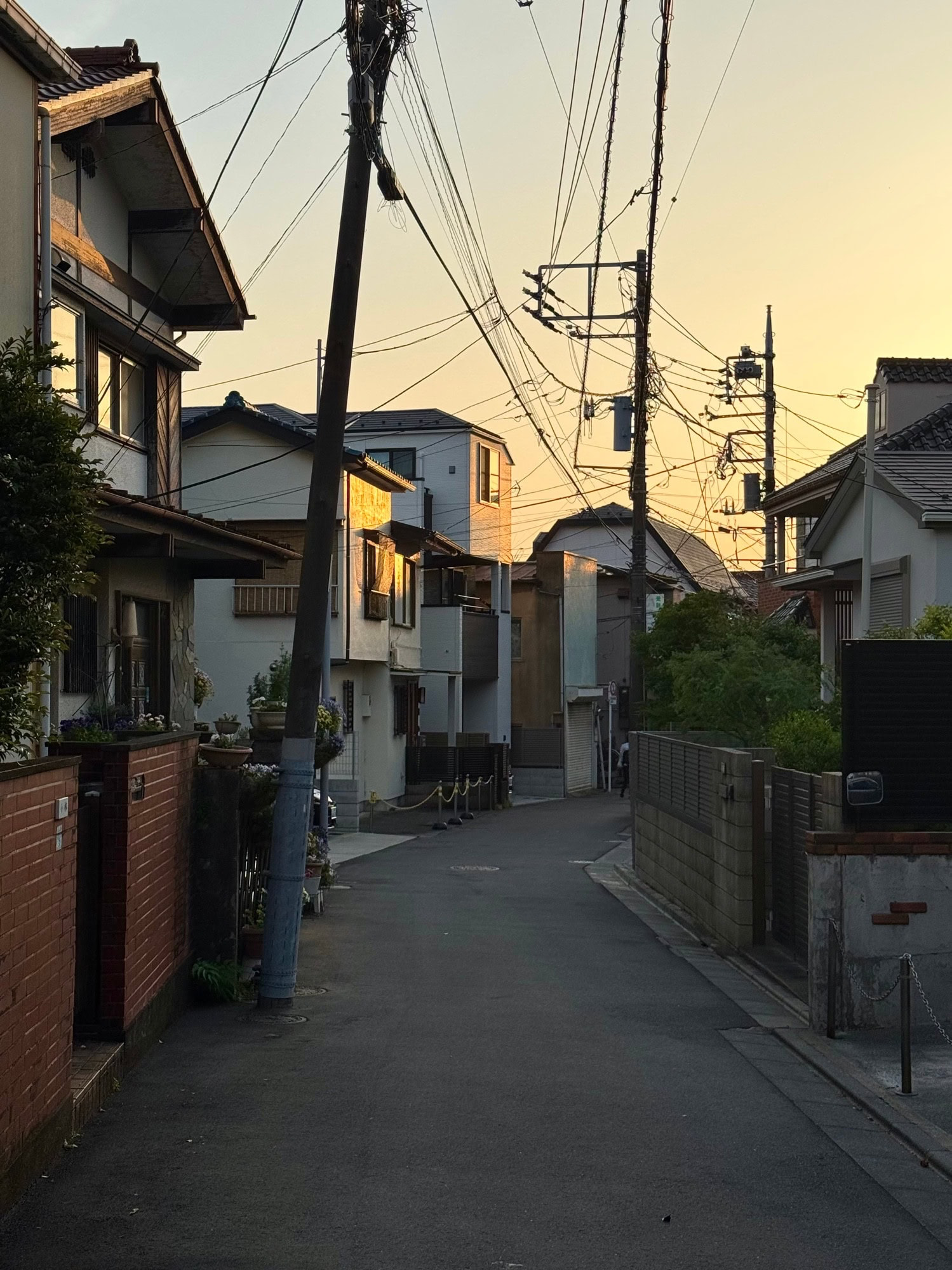 Early-evening scene from a backstreet in the Izumichō area of Itabashi Ward in Tokyo, Japan. © 2025 Norbert Woehnl Photography.