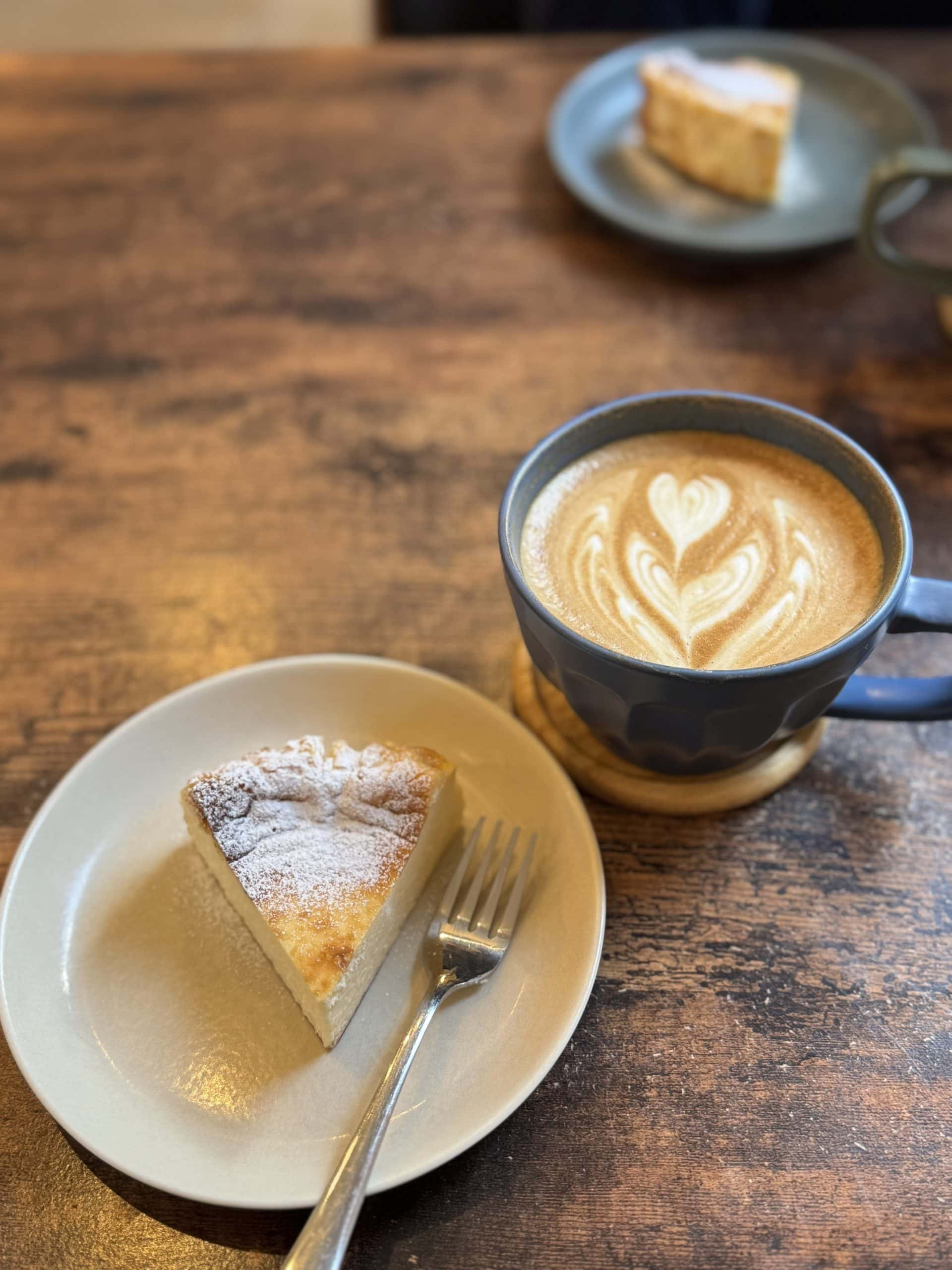 Caffe Latte and Basque Cheesecake at Little Bean Works, a local cafe in the Azusawa district of Itabashi Ward in Tokyo, Japan. © 2025 Norbert Woehnl Photography.