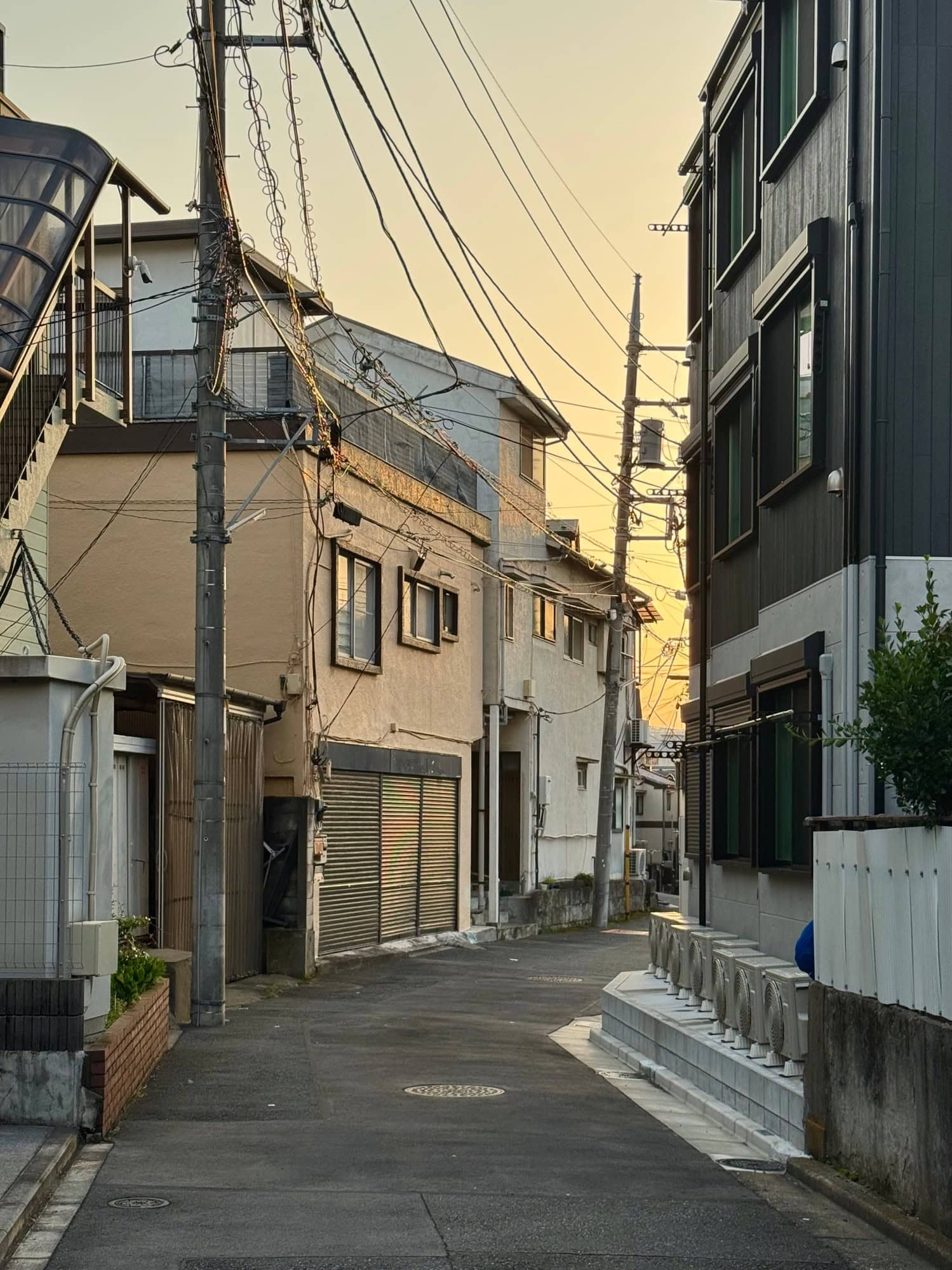 Early-evening scene from a backstreet in the Izumichō area of Itabashi Ward in Tokyo, Japan. © 2025 Norbert Woehnl Photography.