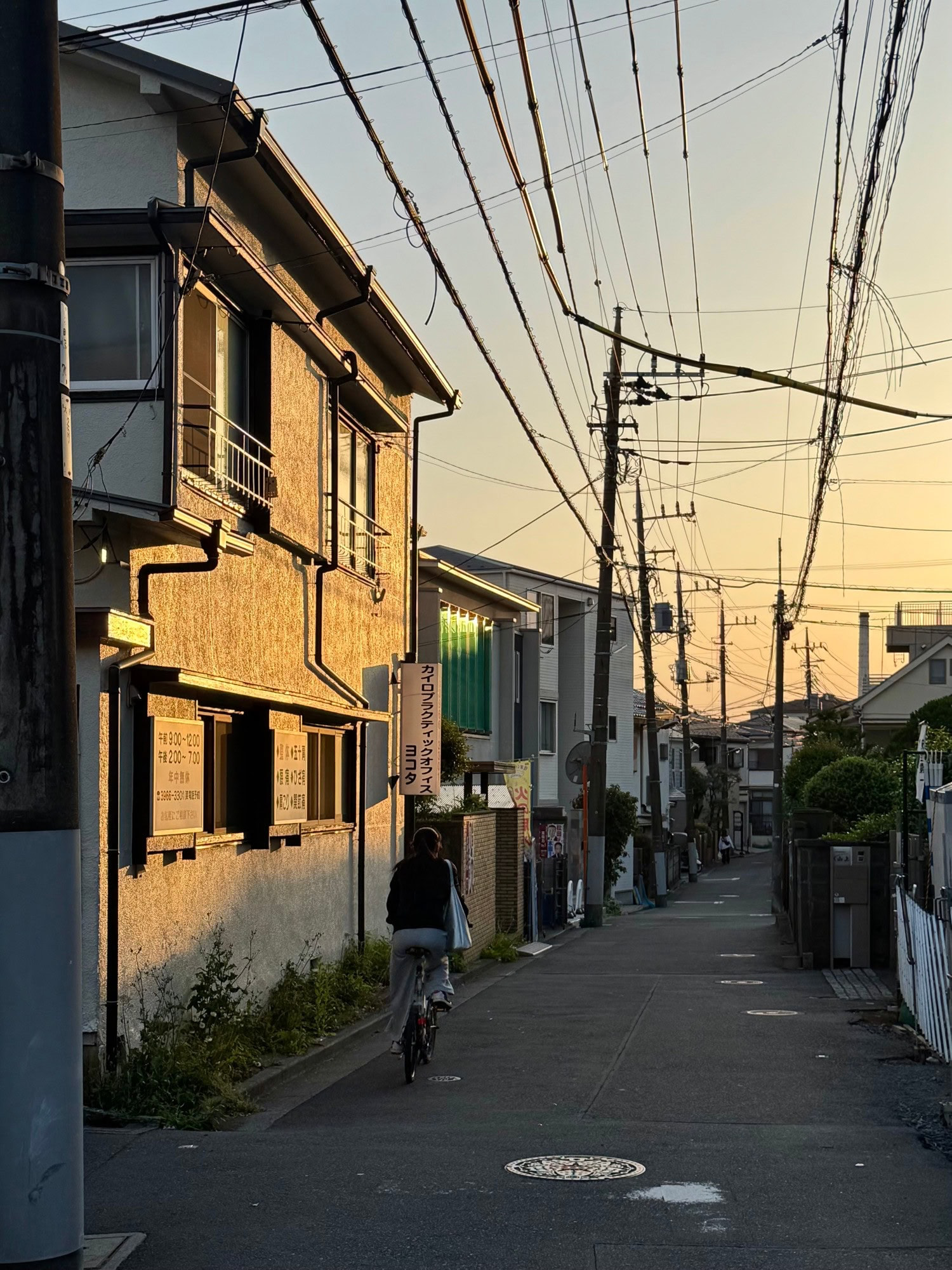 Early-evening scene from a backstreet in the Izumichō area of Itabashi Ward in Tokyo, Japan. © 2025 Norbert Woehnl Photography.