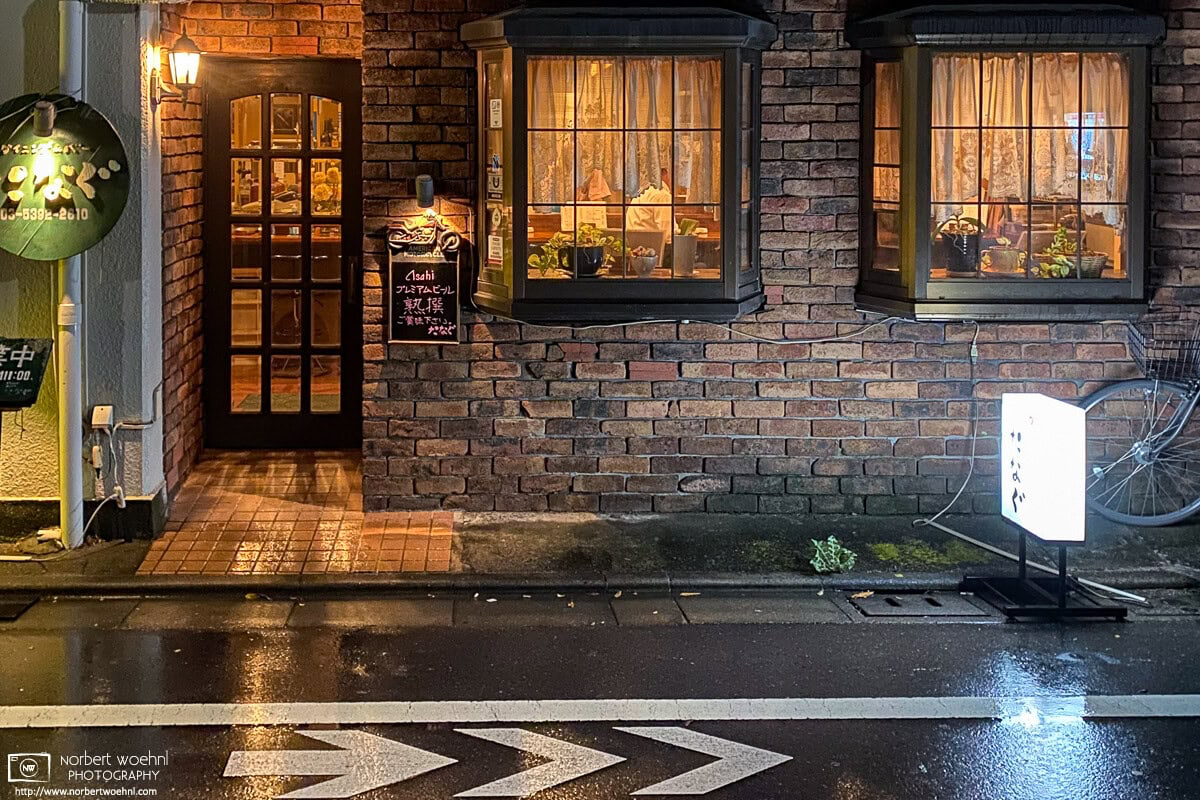 Exterior of a local drinking bar on a rainy evening in the Itabashi ward of Tokyo, Japan. © 2020 Norbert Woehnl Photography.