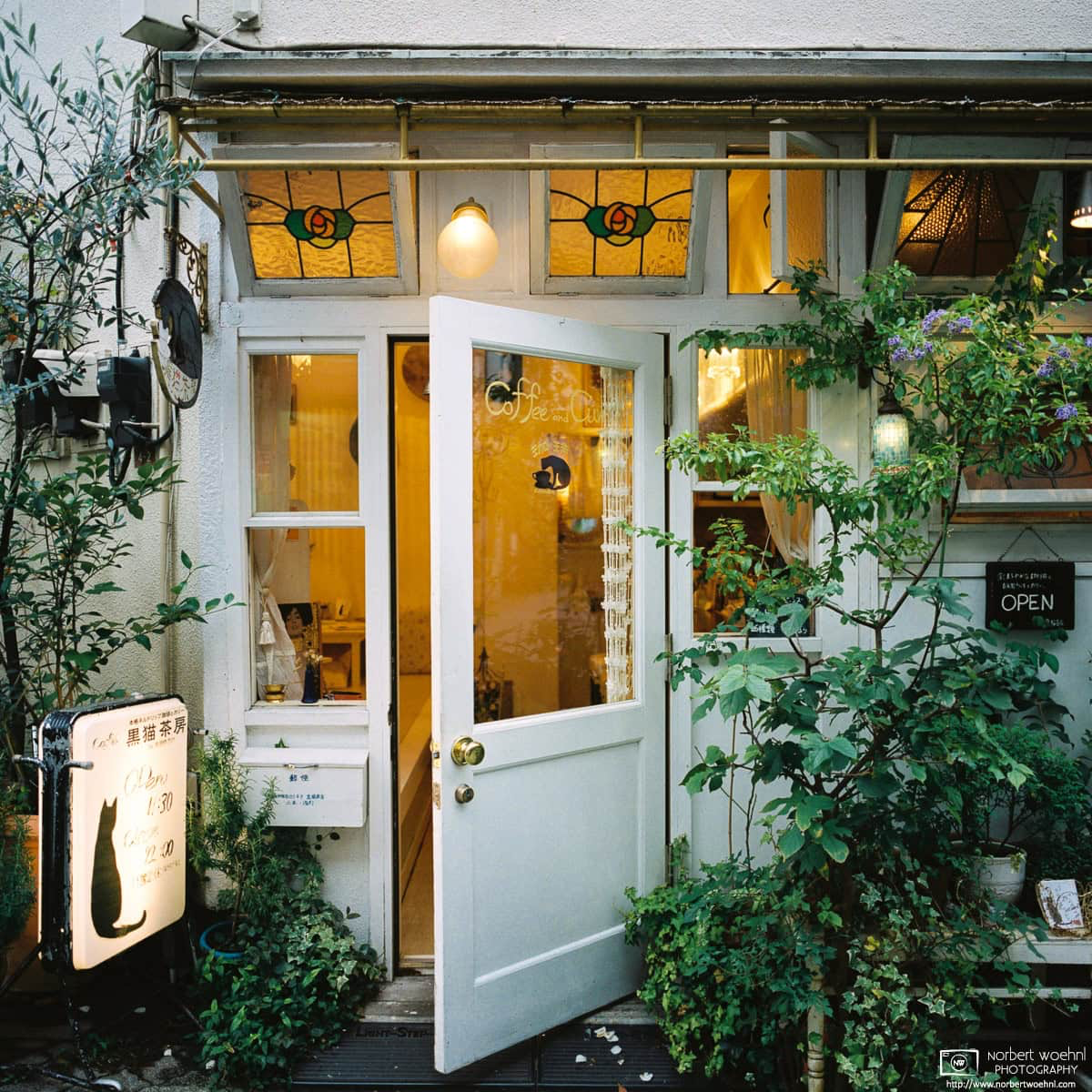 Comfy-looking cafe entrance on Star Road in Asagaya, Tokyo. © 2019 Norbert Woehnl Photography.