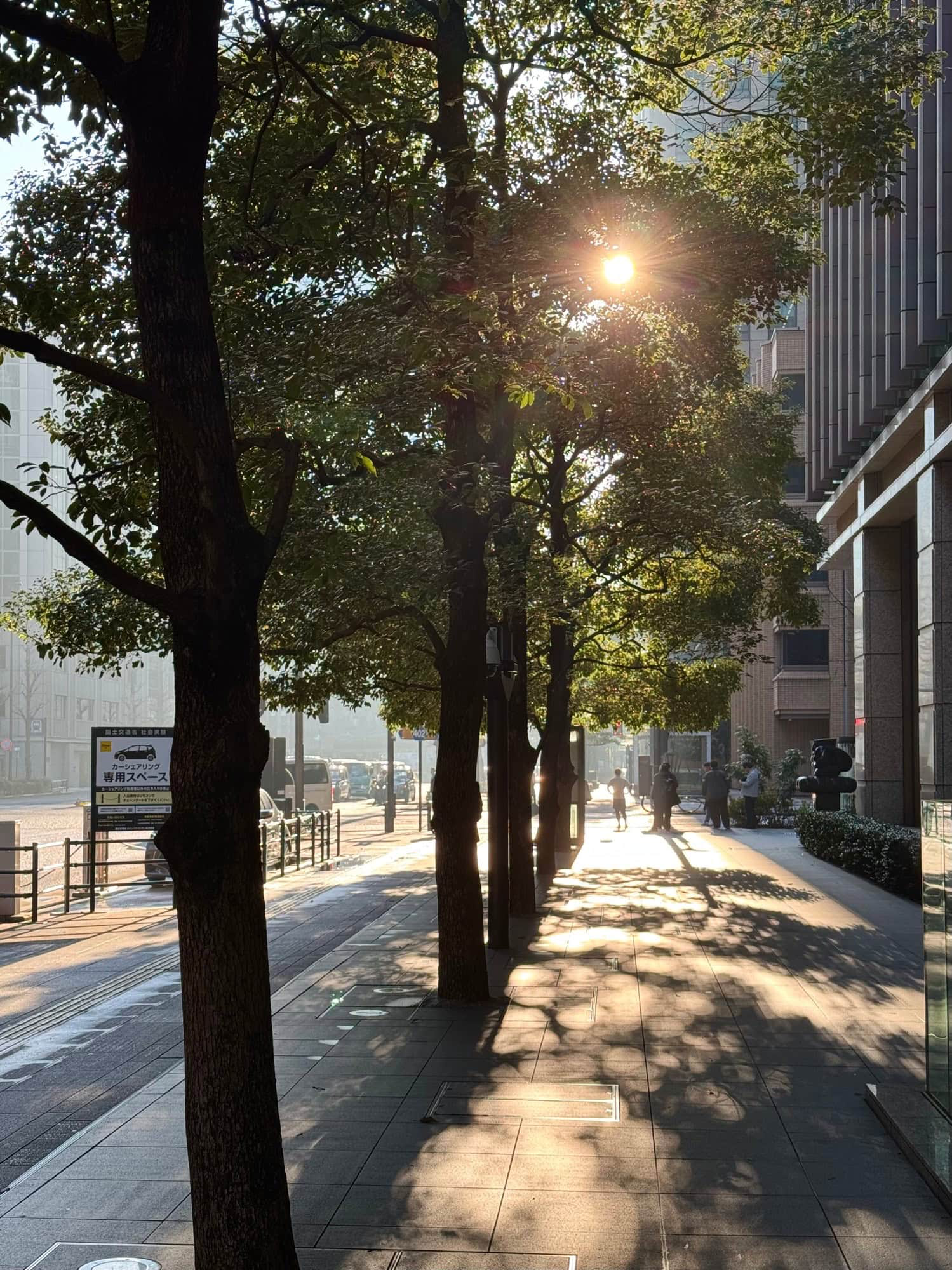 The morning sun is flooding a street in the Otemachi / Marunouchi areas of Tokyo, Japan. © 2025 Norbert Woehnl Photography.