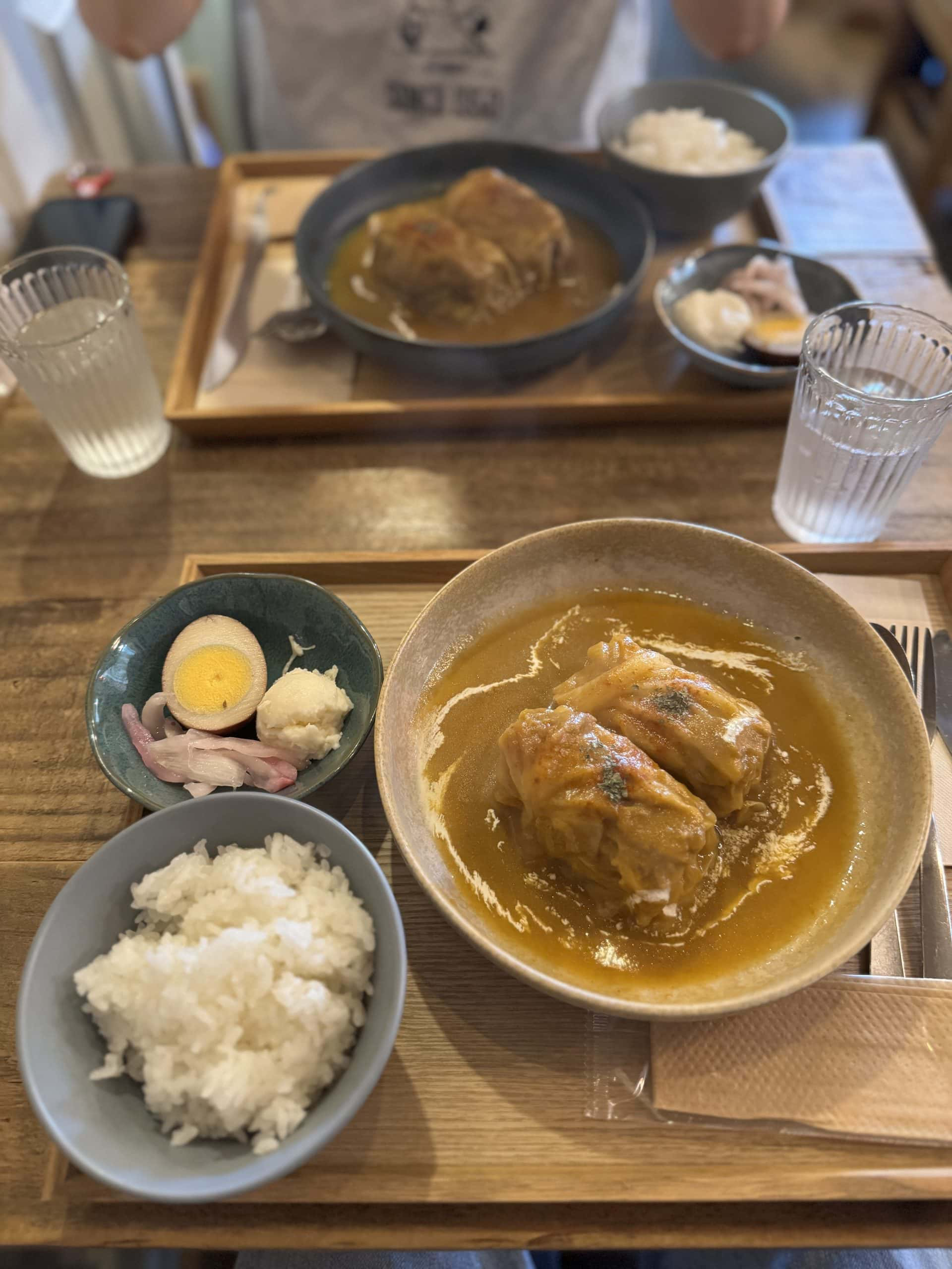 Cabbage roll lunch set at Suzume-no-Tsuno in Kokubunji, Tokyo, Japan. © 2025 Norbert Woehnl Photography.