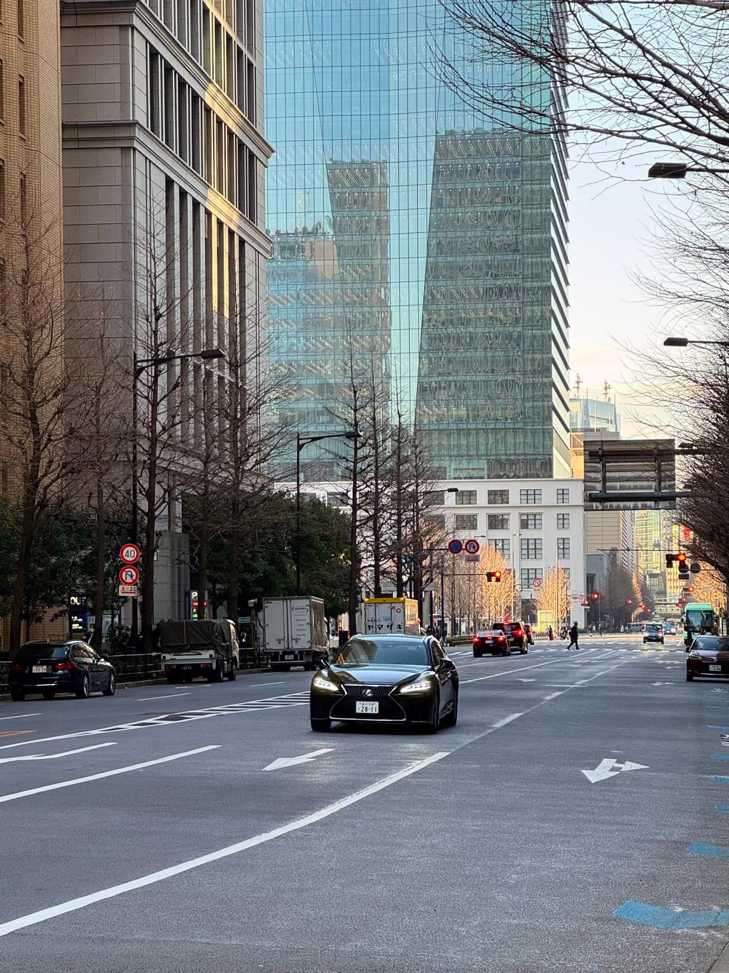 Street scene from an early February morning amidst the high-rise buildings in the Marunouchi district of Tokyo, Japan. © 2025 Norbert Woehnl Photography.