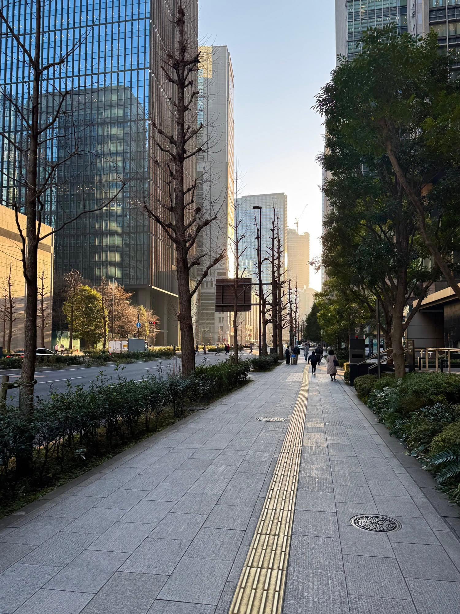 Street scene from an early February morning amidst the high-rise buildings in the Marunouchi district of Tokyo, Japan. © 2025 Norbert Woehnl Photography.